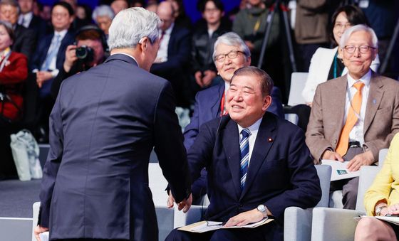 이시바 시게루 전 총리와 악수하는 정몽준 명예이사장