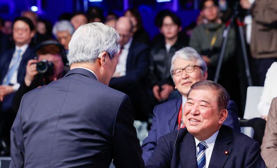 이시바 시게루 전 총리와 악수하는 정몽준 명예이사장