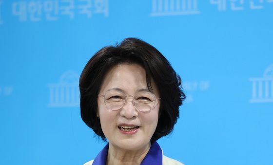 미소짓는 추미애