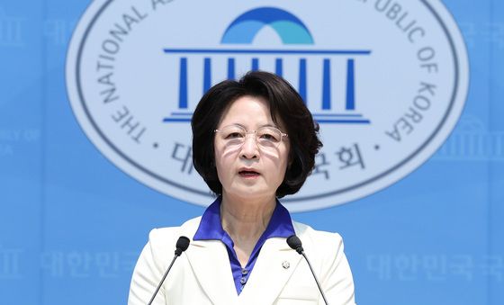 경기지사 후보 확정 관련 기자회견하는 추미애