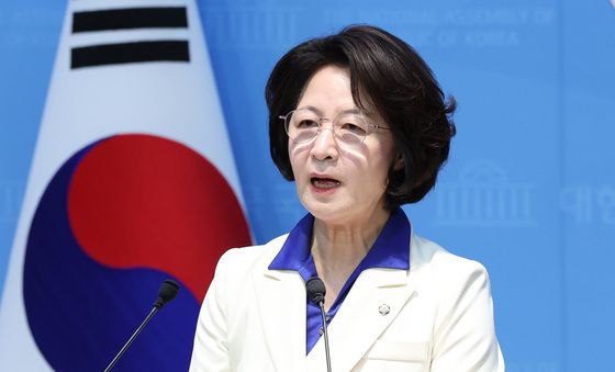 현안 기자회견하는 추미애