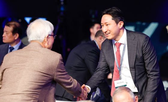 아산 플래넘 참석자들과 인사하는 정기선 회장