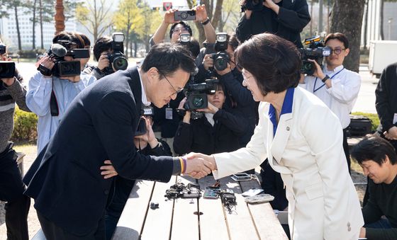 악수하는 추미애·박주민