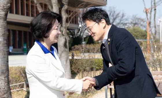 서로 인사 나누는 추미애·박주민