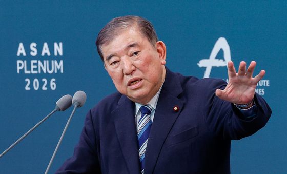 질문에 답하는 이시바 시게루 전 총리