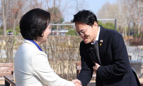 인사나누는 추미애·박주민