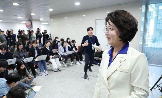 기자회견 마친 추미애