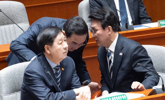 예결위에서 대화 나누는 김민석 총리와 박홍근, 구윤철 장관