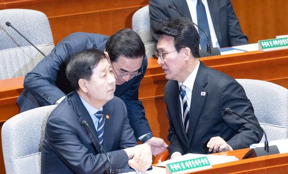 머리 맞댄 김민석 총리와 박홍근, 구윤철 장관