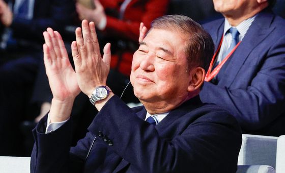 손뼉치는 이시바 시게루 전 총리