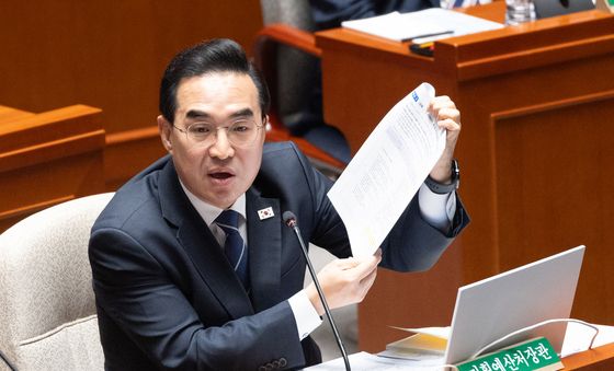 반박 발언하는 박홍근 장관