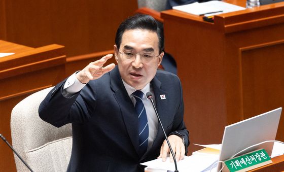 조은희 의원에게 반박하는 박홍근 장관