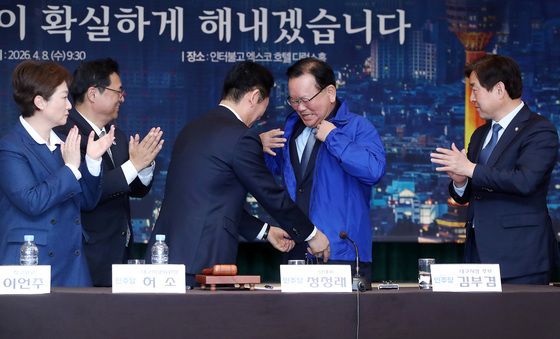 김부겸 전 총리에게 민주당 점퍼 입혀주는 정청래 대표