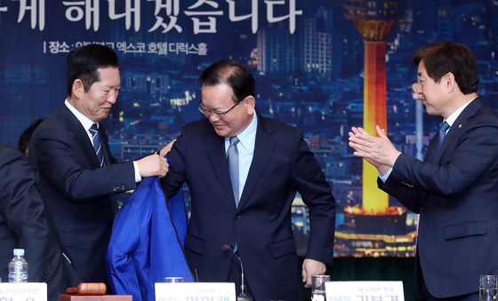 김부겸 전 총리에게 민주당 점퍼 입혀주는 정청래 대표