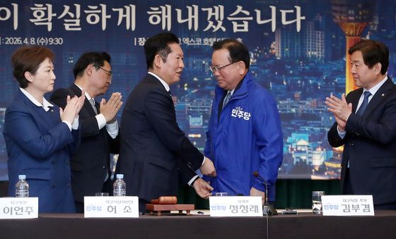 김부겸 전 총리에게 민주당 점퍼 입혀주는 정청래 대표