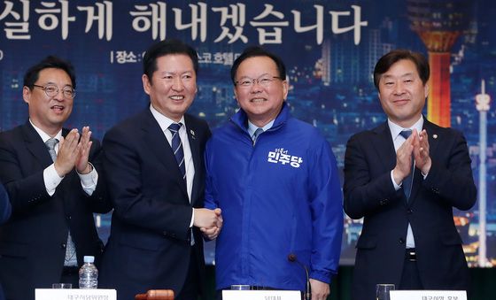 김부겸 전 총리에게 민주당 점퍼 입혀주는 정청래 대표