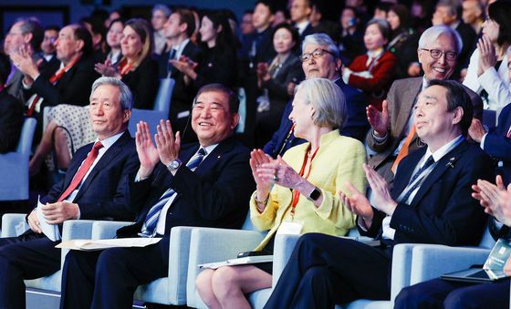 손뼉치는 이시바 시게루 전 총리