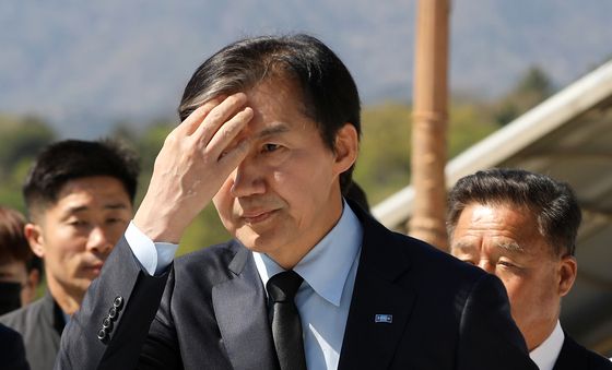 국립3·15민주묘지 참배 마친 조국