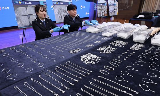 은값 폭등에 밀수 급증