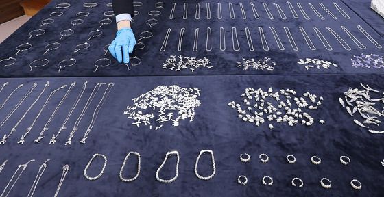 은값 폭등에 밀수 급증