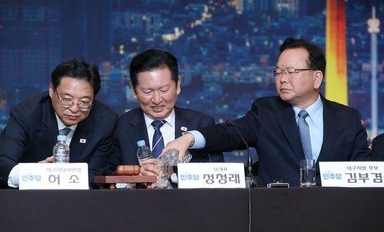 김부겸 '목 좀 축이시고'