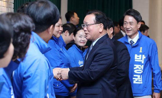 지방선거 출마자와 인사 나누는 김부겸 전 총리