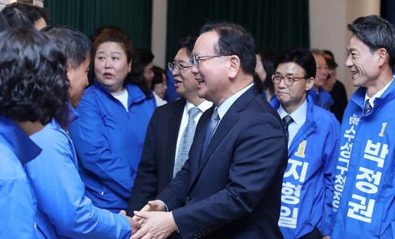 지방선거 출마자와 인사 나누는 김부겸 전 총리