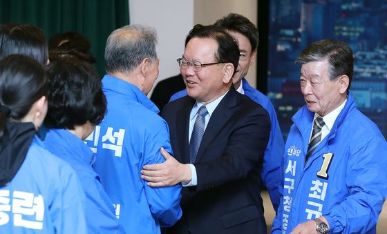 지방선거 출마자와 인사 나누는 김부겸 전 총리