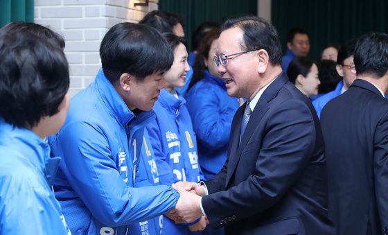 지방선거 출마자와 인사 나누는 김부겸 전 총리