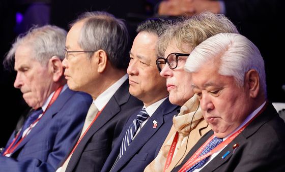 환영사 듣는 다이빙 中 대사