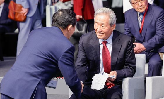 다이빙 대사와 인사하는 정몽준 명예이사장