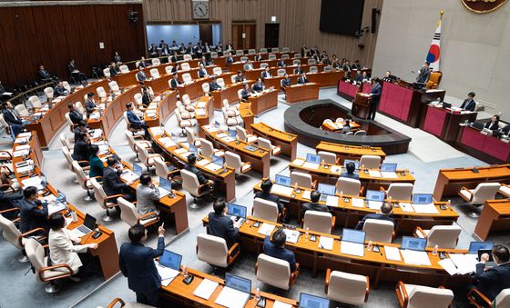의사 진행 항의하는 박형수 의원