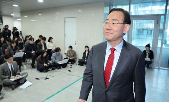 컷오프 기자회견 마친 주호영