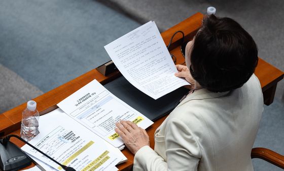 중국시장 홍보·마케팅 관련 질의하는 조은희 의원