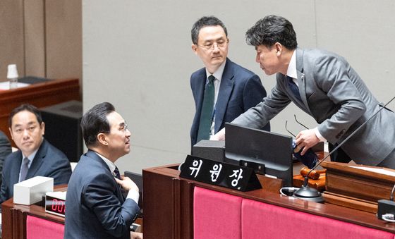 대화 나누는 진성준 위원장과 박홍근 장관