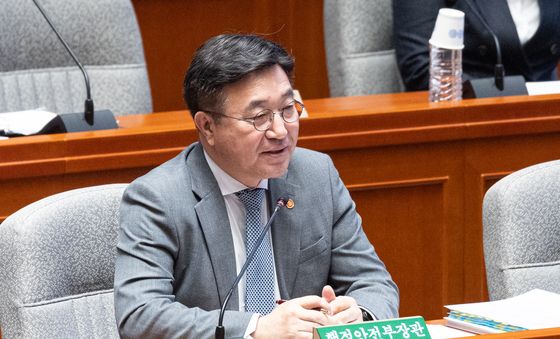 질의 답변하는 윤호중 행정안전부 장관