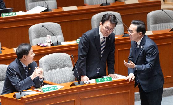 대화 나누는 김민석·구윤철·박홍근