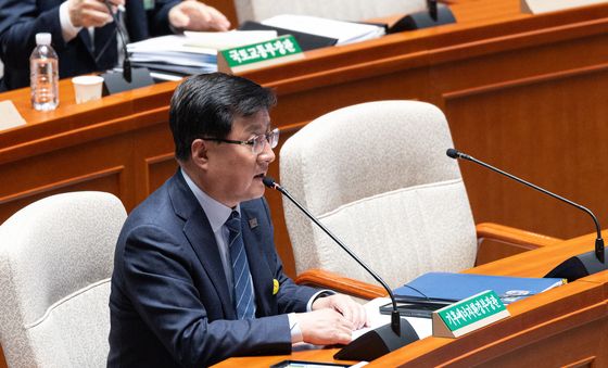 답변하는 김성환 장관