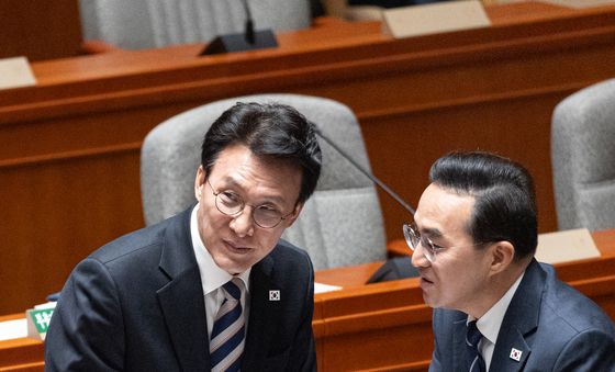 대화 나누는 김민석 총리와 박홍근 장관