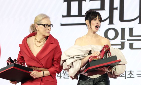 메릴 스트립·앤 해서웨이, 꽃신이 너무 좋아