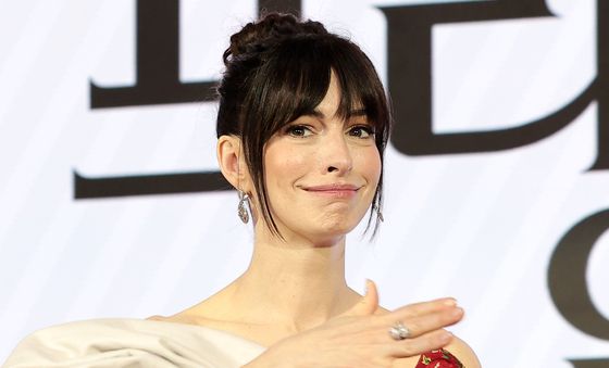 앤 해서웨이, 꽃신 선물 받고 무한감동