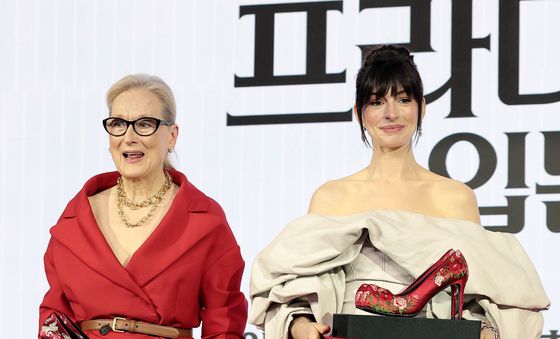 꽃신 선물 받은 메릴 스트립과 앤 해서웨이