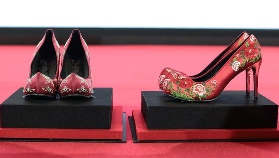 메릴 스트립과 앤 해서웨이가 선물 받은 '꽃신'