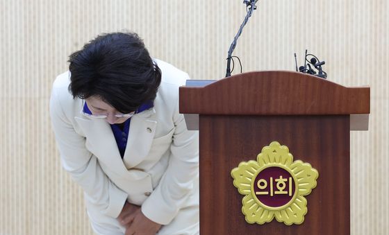 인사하는 추미애 경기도지사 후보