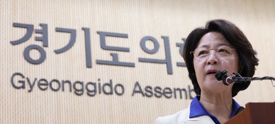 취재진 질문에 답하는 추미애 후보