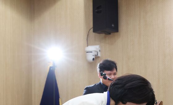 인사하는 추미애 경기도지사 후보