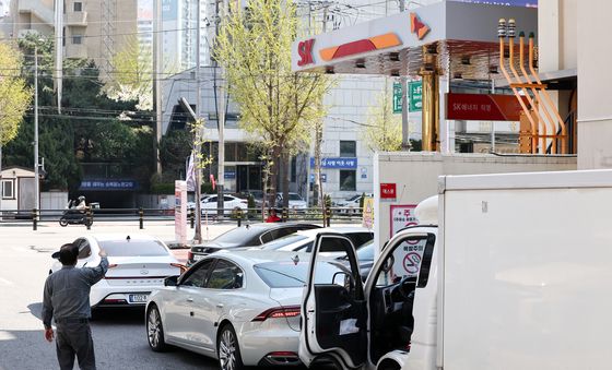 고공행진 기름값에 저가 주유소 몰린 차량들
