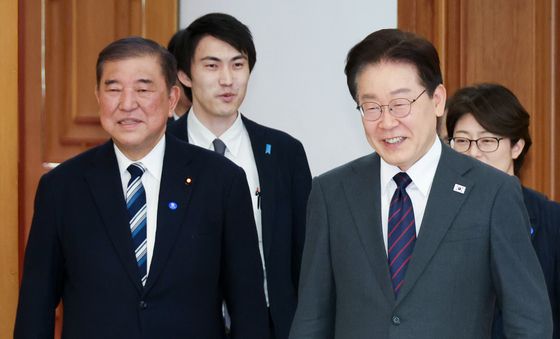 이시바 전 총리와 입장하는 이재명 대통령