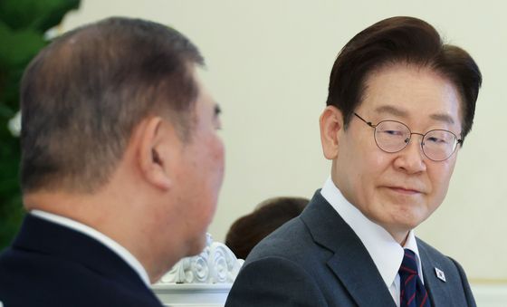 이시바 전 총리 발언 경청하는 이재명 대통령