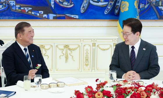 이재명 대통령과 대화하는 이시바 전 총리